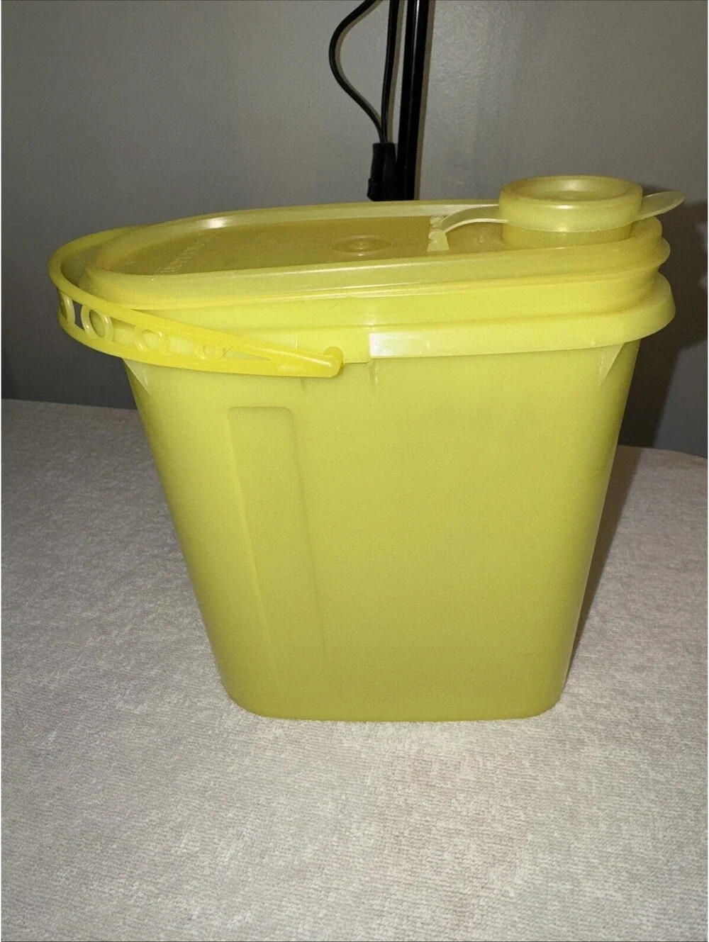 Tupperware vintage Beverage Buddy Yellow Color 1 Quart